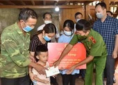 Trao học bổng cho 2 con của trung tá công an hy sinh khi bắt tội phạm