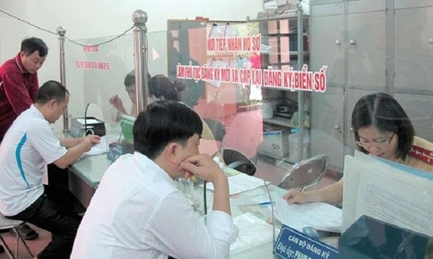 Từ 21-5, tại các địa phương có đủ điều kiện, công an cấp xã sẽ được trao quyền cấp đăng ký và biển số xe máy cho người dân. Ảnh minh họa: PLO Từ 21-5, tại các địa phương có đủ điều kiện, công an cấp xã sẽ được trao quyền cấp đăng ký và biển số xe máy cho người dân. Ảnh minh họa: PLO
