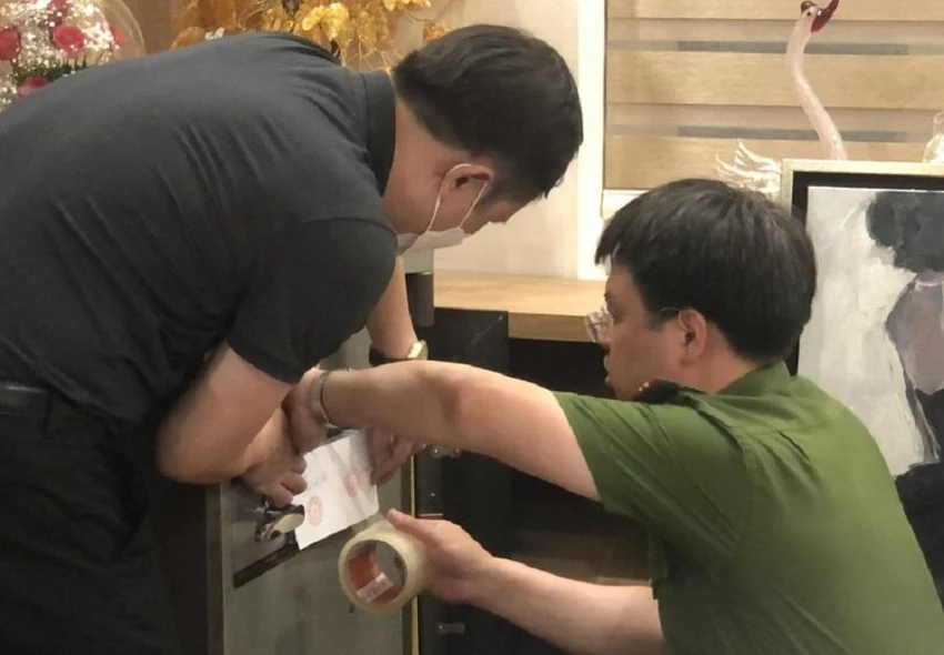 Hình ảnh khám xét từ bên trong trụ sở công ty. Ảnh: CAND Hình ảnh khám xét từ bên trong trụ sở công ty. Ảnh: CAND