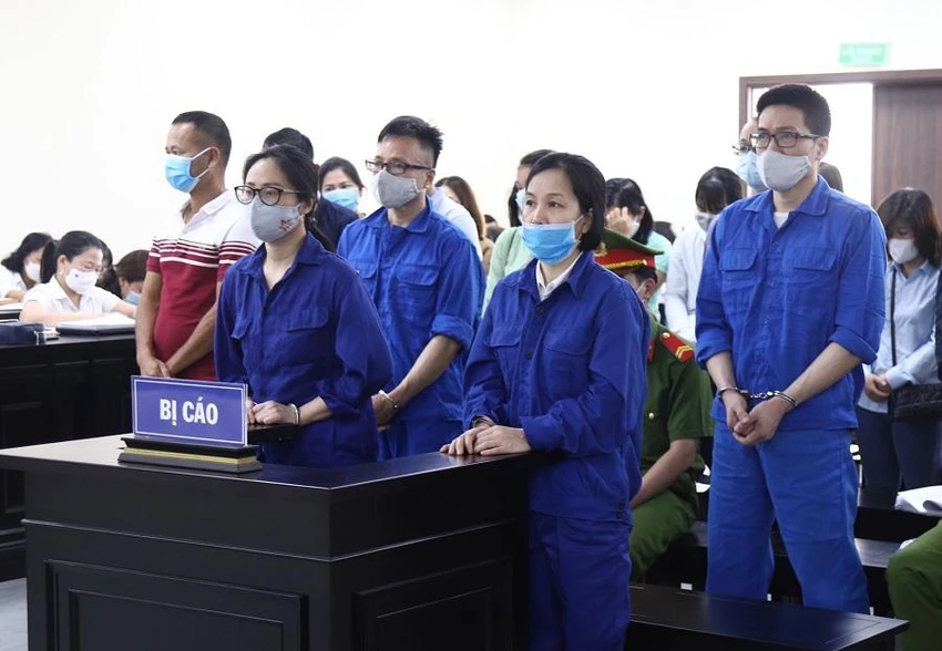 Bị cáo Nguyễn Thị Hà Thành (hàng đầu, bên phải) cùng các đồng phạm tại tòa sáng 4-5. Ảnh: TP