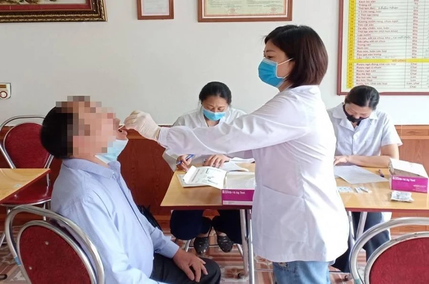 Cán bộ CDC tỉnh Hà Giang lấy mẫu và test nhanh sàng lọc SARS-CoV-2 cho người dân trên địa bàn tỉnh. Ảnh: Sở Y tế tỉnh Hà Giang