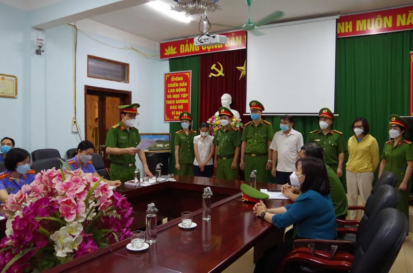 Công an tống đạt các quyết định và lệnh với các bị can. Ảnh: CA Công an tống đạt các quyết định và lệnh với các bị can. Ảnh: CA