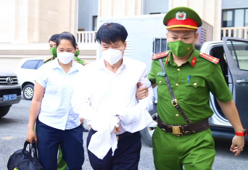 Cựu thứ trưởng Bộ Y tế Trương Quốc Cường được áp giải tới tòa Cựu thứ trưởng Bộ Y tế Trương Quốc Cường được áp giải tới tòa