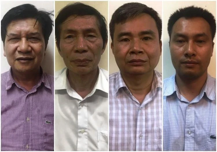 Bị cáo Trần Ngọc Hà (trái) cùng dàn cựu lãnh đạo và cán bộ VEAM. Ảnh: CACC Bị cáo Trần Ngọc Hà (trái) cùng dàn cựu lãnh đạo và cán bộ VEAM. Ảnh: CACC