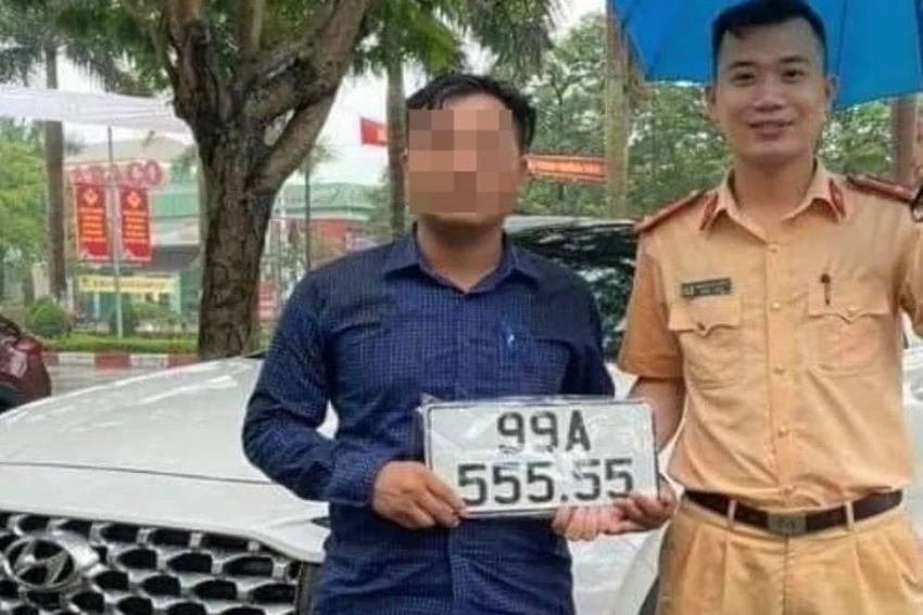 Đăng ký xe ở công an huyện, chủ ô tô SantaFe bốc được biển số siêu đẹp 555.55. Ảnh: CACC