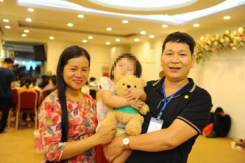 Vợ chồng anh Đạt vui mừng bên cô con gái là thành quả của sự can thiệp từ y học. Ảnh: M.T