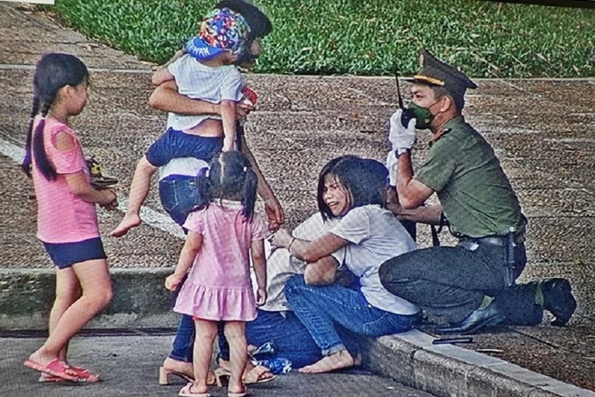 Dù bị cắn dẫn tới chảy máu, trung sĩ cảnh vệ vẫn nén đau, cố gắng dùng ngón tay để ngăn người đàn ông đang lên cơn co giật cắn vào lưỡi. Ảnh: CA