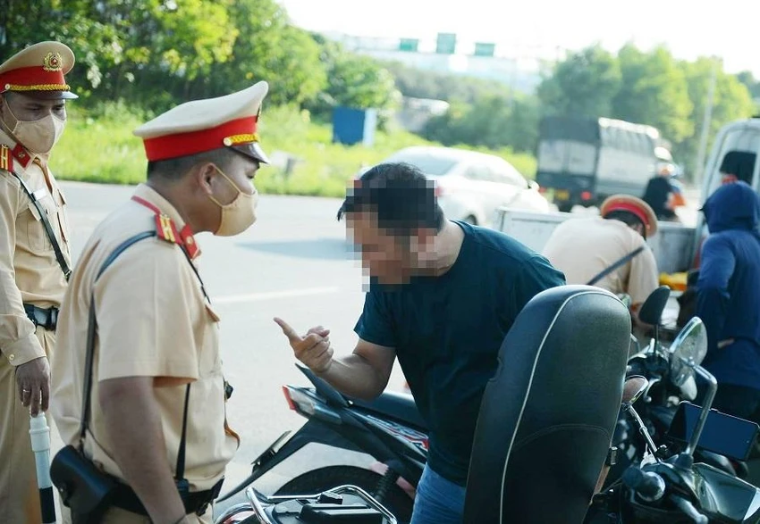Người đàn ông điều khiển xe máy đi vào đường cao tốc, khi bị xử phạt còn tự xưng là bác sỹ “dọa” CSGT. Ảnh: THƯ TRỌNG Người đàn ông điều khiển xe máy đi vào đường cao tốc, khi bị xử phạt còn tự xưng là bác sỹ “dọa” CSGT. Ảnh: THƯ TRỌNG