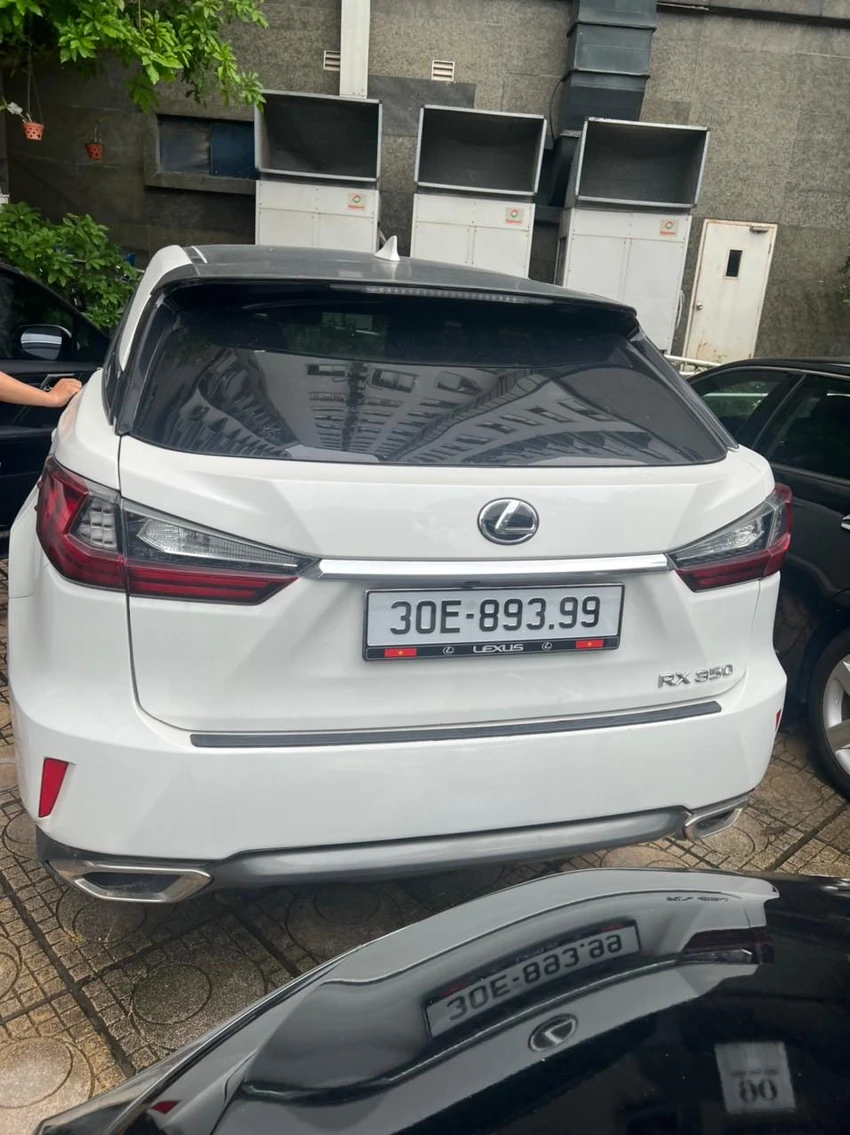Một chiếc xe sang là tang vật vụ án bị thu giữ. Ảnh: CA Một chiếc xe sang là tang vật vụ án bị thu giữ. Ảnh: CA
