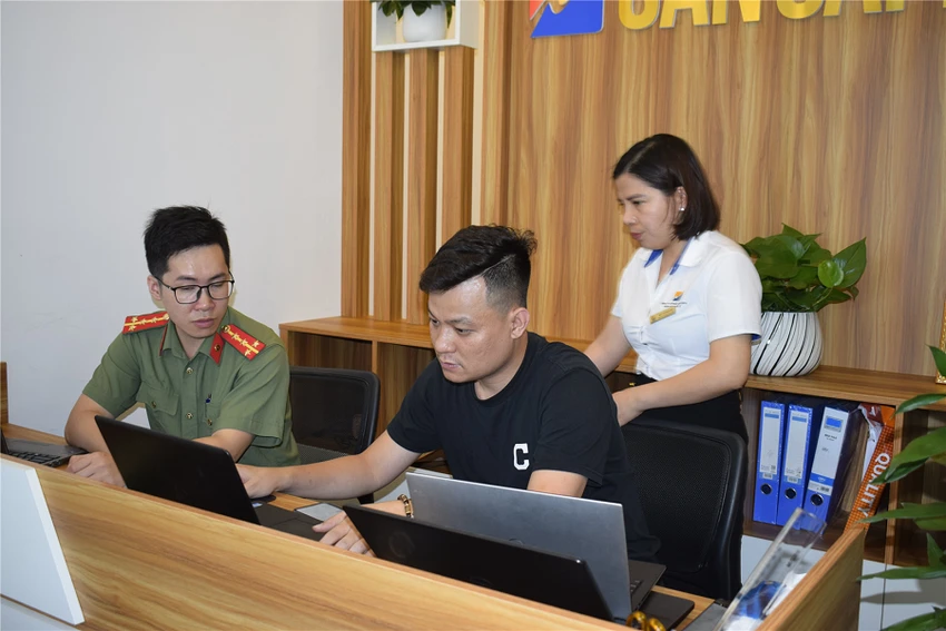Lực lượng Công an làm việc với những người liên quan. Ảnh: CA Lực lượng Công an làm việc với những người liên quan. Ảnh: CA