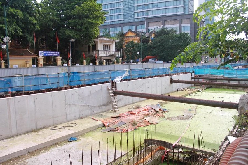 Trong những công trường thi công các ga ngầm, cỏ dại mọc um tùm, ngập nước phủ rêu xanh. Ảnh: MINH TRÚC