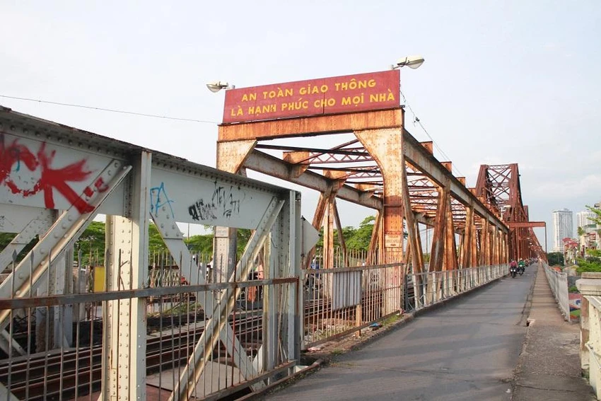 Cầu Long Biên (Hà Nội) bắc qua sông Hồng được khởi công năm 1899, do Pháp thiết kế và khánh thành năm 1902 Cầu Long Biên (Hà Nội) bắc qua sông Hồng được khởi công năm 1899, do Pháp thiết kế và khánh thành năm 1902