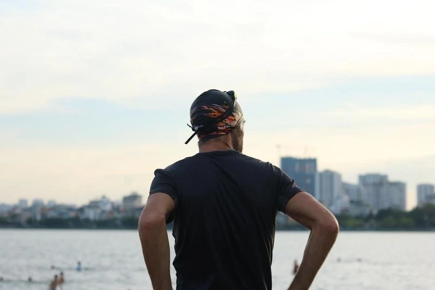 Cũng như nhiều người dân, người nước ngoài sống ở khu vực gần hồ trang bị giống với vận động viên bơi lội để tham gia tắm mát cùng mọi người. Cũng như nhiều người dân, người nước ngoài sống ở khu vực gần hồ trang bị giống với vận động viên bơi lội để tham gia tắm mát cùng mọi người.