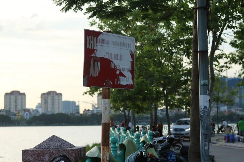 Điều đáng chú ý là biển cấm tắm, bơi lội và câu cá rất to nhưng người dân không quan tâm đến. Điều đáng chú ý là biển cấm tắm, bơi lội và câu cá rất to nhưng người dân không quan tâm đến.