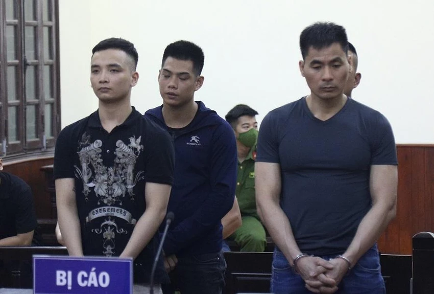 Nguyễn Văn Cường (bìa phải) cùng ba bị cáo còn lại tại phiên tòa ngày 23-6. Ảnh: UYÊN TRANG Nguyễn Văn Cường (bìa phải) cùng ba bị cáo còn lại tại phiên tòa ngày 23-6. Ảnh: UYÊN TRANG