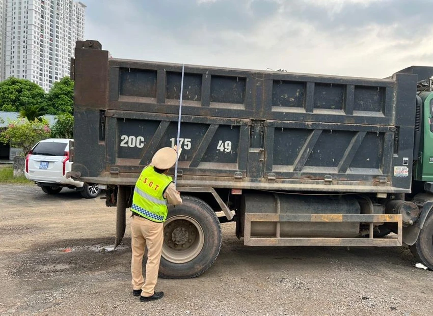 CSGT kiểm tra kích thước thùng xe - Ảnh: CA