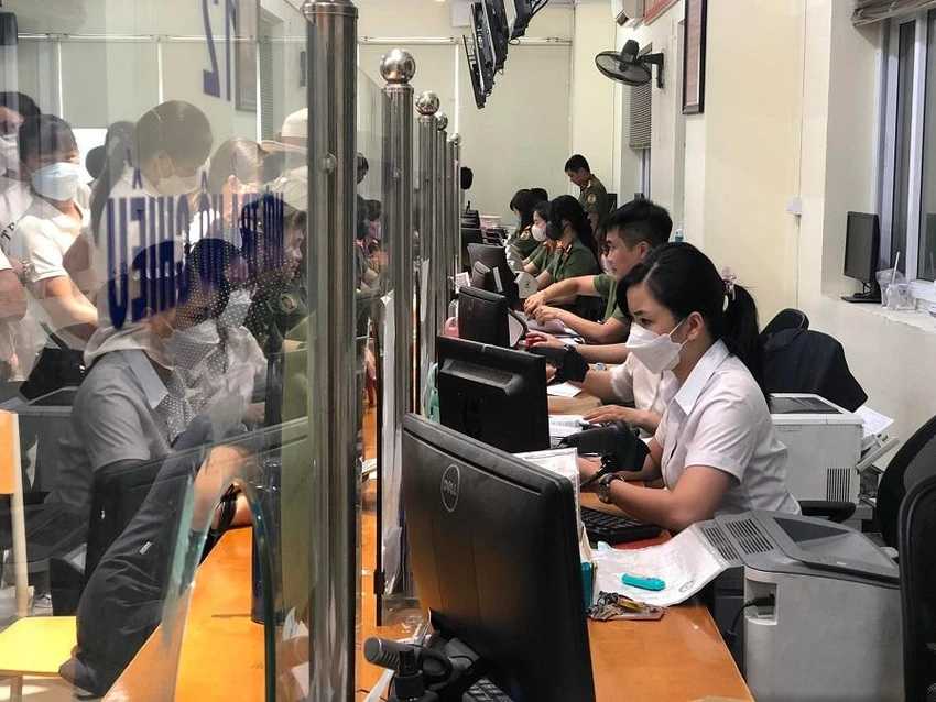 Từ 1-7, công an triển khai cấp hộ chiếu theo mẫu mới cho người dân. Ảnh: UYÊN TRANG Từ 1-7, công an triển khai cấp hộ chiếu theo mẫu mới cho người dân. Ảnh: UYÊN TRANG