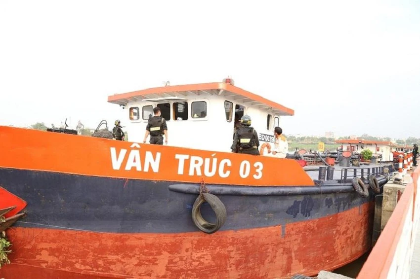 Công an khám xét tàu Vân Trúc chở xăng trong vụ án. Ảnh: VH Công an khám xét tàu Vân Trúc chở xăng trong vụ án. Ảnh: VH
