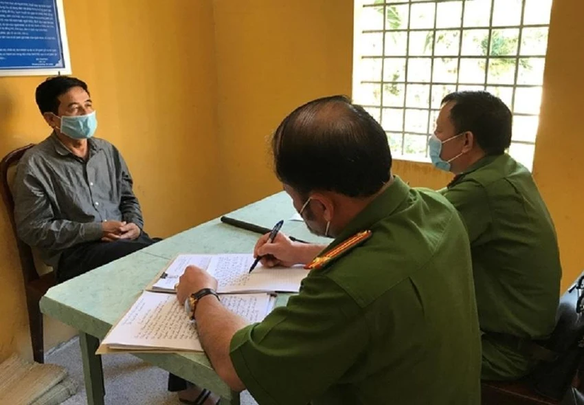 Công an lấy lời khai đối với Phan Thanh Hữu. Ảnh: CA Công an lấy lời khai đối với Phan Thanh Hữu. Ảnh: CA