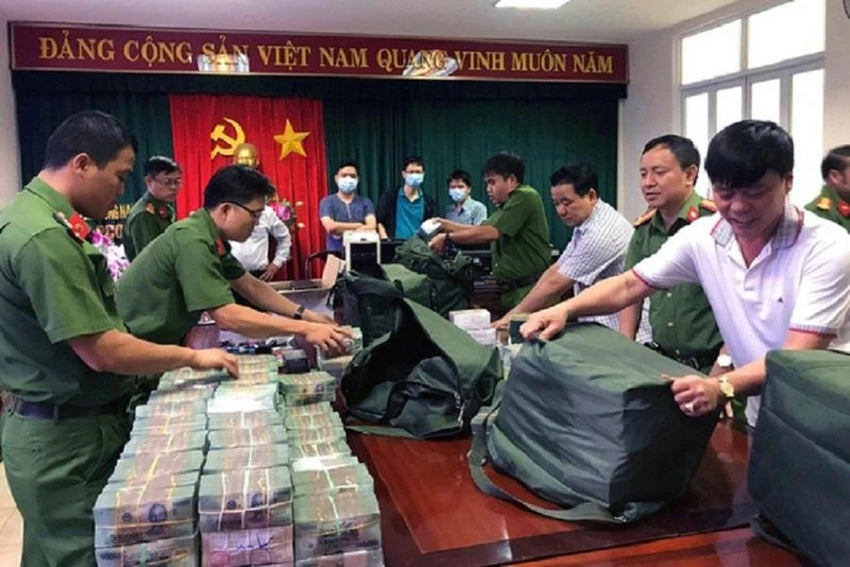 Lực lượng chức năng thu giữ hơn 100 tỉ đồng tiền mặt là tang vật vụ án. Ảnh: VH Lực lượng chức năng thu giữ hơn 100 tỉ đồng tiền mặt là tang vật vụ án. Ảnh: VH