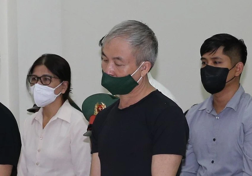 Bị cáo Lê Văn Minh (áo đen), cựu thiếu tướng, cựu tư lệnh Vùng Cảnh sát biển 4. Ảnh: Thông tấn Quân sự Bị cáo Lê Văn Minh (áo đen), cựu thiếu tướng, cựu tư lệnh Vùng Cảnh sát biển 4. Ảnh: Thông tấn Quân sự