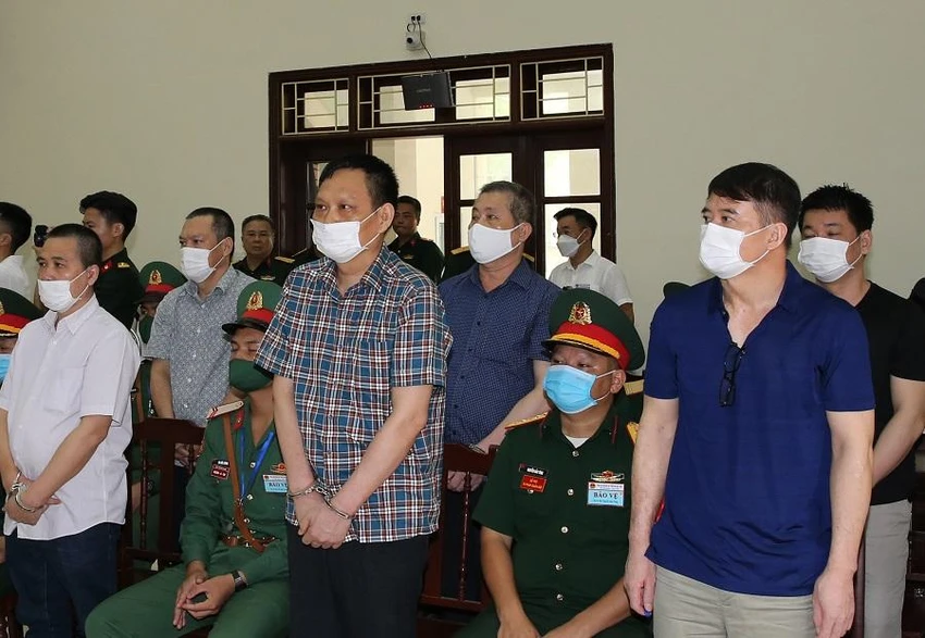 Cựu đại tá Nguyễn Thế Anh tại tòa (hàng trên, bên phải). Ảnh: Thông tấn Quân sự Cựu đại tá Nguyễn Thế Anh tại tòa (hàng trên, bên phải). Ảnh: Thông tấn Quân sự