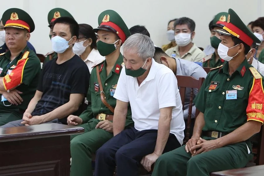 Cựu thiếu tướng, cựu tư lệnh Vùng Cảnh sát biển 4 Lê Văn Minh (áo trắng) tại tòa. Ảnh: UYÊN TRANG