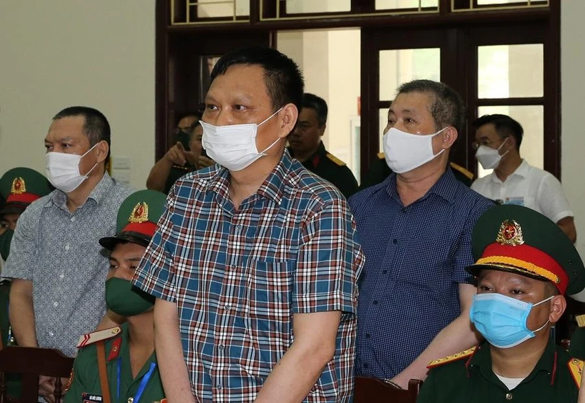 Cựu thiếu tướng cảnh sát biển Lê Xuân Thanh (áo sẫm màu, hàng sau) tại tòa. Ảnh: Thông tấn Quân sự