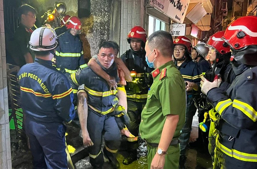 Bốn người đã kịp thời được cứu thoát khỏi đám cháy xảy ra lúc rạng sáng. Ảnh: CA Bốn người đã kịp thời được cứu thoát khỏi đám cháy xảy ra lúc rạng sáng. Ảnh: CA