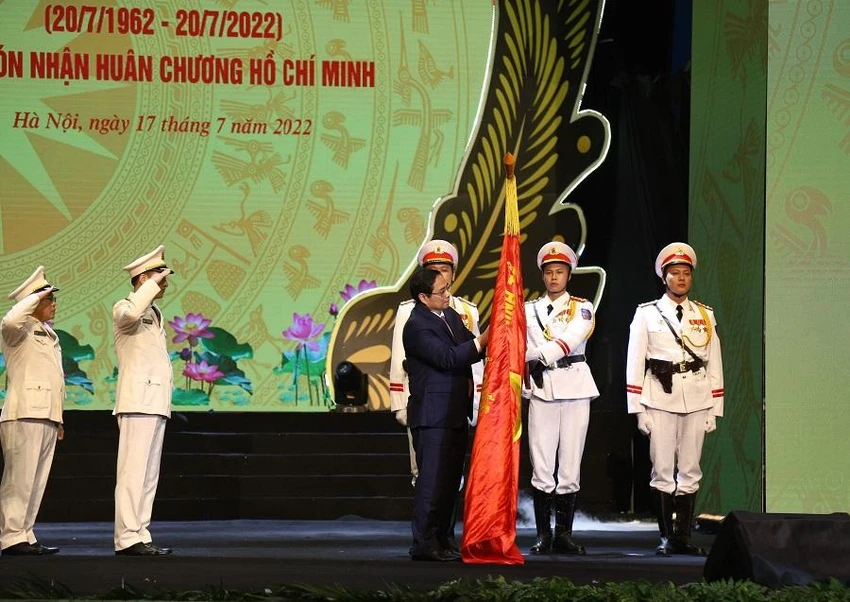 Thủ tướng Phạm Minh Chính gắn Huân chương Hồ Chí Minh lên Cờ truyền thống của lực lượng Cảnh sát nhân dân. Ảnh: UYÊN TRANG Thủ tướng Phạm Minh Chính gắn Huân chương Hồ Chí Minh lên Cờ truyền thống của lực lượng Cảnh sát nhân dân. Ảnh: UYÊN TRANG