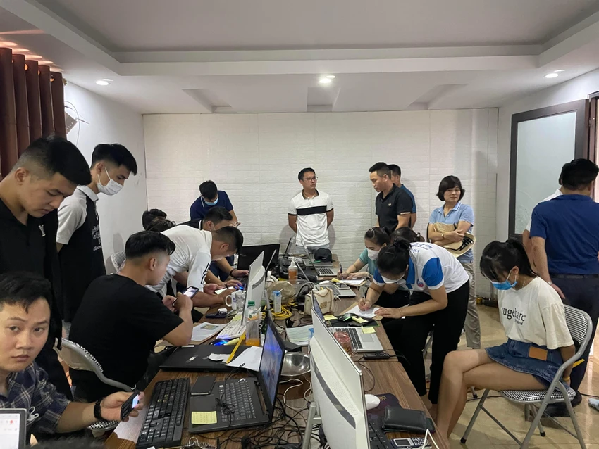 Để vay tiền, khách hàng được bộ phận hỗ trợ, chăm sóc khách hàng hướng dẫn cài đặt ứng dụng trên điện thoại di động, cung cấp đầy đủ thông tin: Họ tên, ngày tháng năm sinh, số CMND/CCCD/Hộ chiếu, số tài khoản ngân hàng, nghề nghiệp, nơi làm việc, ảnh chân dung, giấy tờ tùy thân; cấp quyền cho ứng dụng truy cập danh bạ, các ứng dụng trên điện thoại… và đăng ký khoản vay. Ảnh: CACC Để vay tiền, khách hàng được bộ phận hỗ trợ, chăm sóc khách hàng hướng dẫn cài đặt ứng dụng trên điện thoại di động, cung cấp đầy đủ thông tin: Họ tên, ngày tháng năm sinh, số CMND/CCCD/Hộ chiếu, số tài khoản ngân hàng, nghề nghiệp, nơi làm việc, ảnh chân dung, giấy tờ tùy thân; cấp quyền cho ứng dụng truy cập danh bạ, các ứng dụng trên điện thoại… và đăng ký khoản vay. Ảnh: CACC
