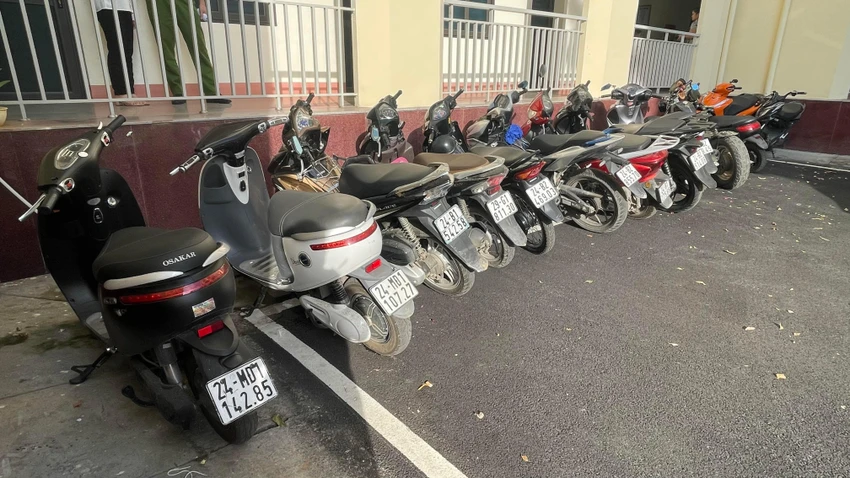 Khi khoản vay tới hạn thanh toán, nhân viên sẽ liên lạc với khách hàng để nhắc nợ. Nếu khoản vay quá hạn, bộ phận thu hồi nợ sẽ liên lạc và sử dụng nhiều phương thức, thủ đoạn đe dọa, khủng bố tinh thần, bôi nhọ danh dự của khách hàng và người thân, bạn bè… để thu hồi được khoản vay, phí phạt quá hạn là 6%. Ảnh: CACC Khi khoản vay tới hạn thanh toán, nhân viên sẽ liên lạc với khách hàng để nhắc nợ. Nếu khoản vay quá hạn, bộ phận thu hồi nợ sẽ liên lạc và sử dụng nhiều phương thức, thủ đoạn đe dọa, khủng bố tinh thần, bôi nhọ danh dự của khách hàng và người thân, bạn bè… để thu hồi được khoản vay, phí phạt quá hạn là 6%. Ảnh: CACC