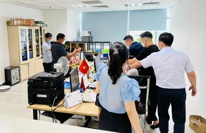 Tính đến nay đã có khoảng 159.000 khách hàng vay tiền qua các ứng dụng Vndong, Hitien, Zdong, Hvay với tổng số tiền là 1.800 tỉ đồng, số tiền đã giải ngân là 659,6 tỉ đồng, số tiền thực tế khách hàng đã trả nợ là 830,1 tỉ đồng, phí phạt là 9,87 tỉ đồng, lượng tiền chiếm hưởng là 322,6 tỉ đồng. Ảnh: CACC Tính đến nay đã có khoảng 159.000 khách hàng vay tiền qua các ứng dụng Vndong, Hitien, Zdong, Hvay với tổng số tiền là 1.800 tỉ đồng, số tiền đã giải ngân là 659,6 tỉ đồng, số tiền thực tế khách hàng đã trả nợ là 830,1 tỉ đồng, phí phạt là 9,87 tỉ đồng, lượng tiền chiếm hưởng là 322,6 tỉ đồng. Ảnh: CACC