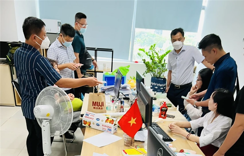 Sau đó, hồ sơ vay của khách hàng sẽ được bộ phận thẩm định kiểm tra, đánh giá, nếu đáp ứng đủ các điều kiện sẽ được duyệt khoản vay. Bộ phận trung gian thanh toán sẽ tiến hành giải ngân (chuyển số tiền vay) vào tài khoản ngân hàng của khách hàng là 59,9 % so với số tiền khách vay. Các đối tượng cho vay được hưởng lợi 40,1% được gọi là các khoản phí và lãi suất cho gói vay 7 ngày. Trong thời gian 7 ngày, khách hàng phải thanh toán khoản vay vào tài khoản do các đối tượng chỉ định. Ảnh: CACC Sau đó, hồ sơ vay của khách hàng sẽ được bộ phận thẩm định kiểm tra, đánh giá, nếu đáp ứng đủ các điều kiện sẽ được duyệt khoản vay. Bộ phận trung gian thanh toán sẽ tiến hành giải ngân (chuyển số tiền vay) vào tài khoản ngân hàng của khách hàng là 59,9 % so với số tiền khách vay. Các đối tượng cho vay được hưởng lợi 40,1% được gọi là các khoản phí và lãi suất cho gói vay 7 ngày. Trong thời gian 7 ngày, khách hàng phải thanh toán khoản vay vào tài khoản do các đối tượng chỉ định. Ảnh: CACC