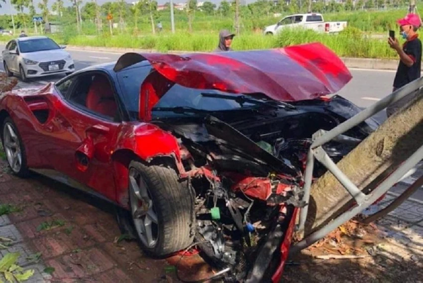 Chiếc "siêu xe” Ferrari 488 gặp tai nạn. Ảnh: FB Chiếc "siêu xe” Ferrari 488 gặp tai nạn. Ảnh: FB