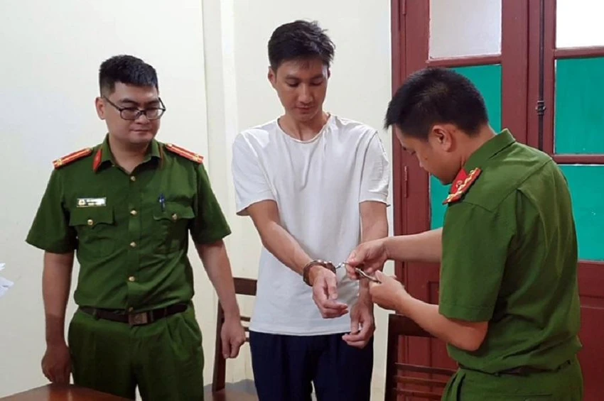 Công an thi hành lệnh bắt tạm giam đối với Tăng Duy Thành. Ảnh: ANTV Điện Biên