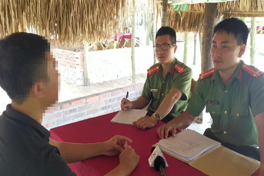 Một nạn nhân kể lại sự việc khi bị lừa bán sang Campuchia. Ảnh: CA Một nạn nhân kể lại sự việc khi bị lừa bán sang Campuchia. Ảnh: CA
