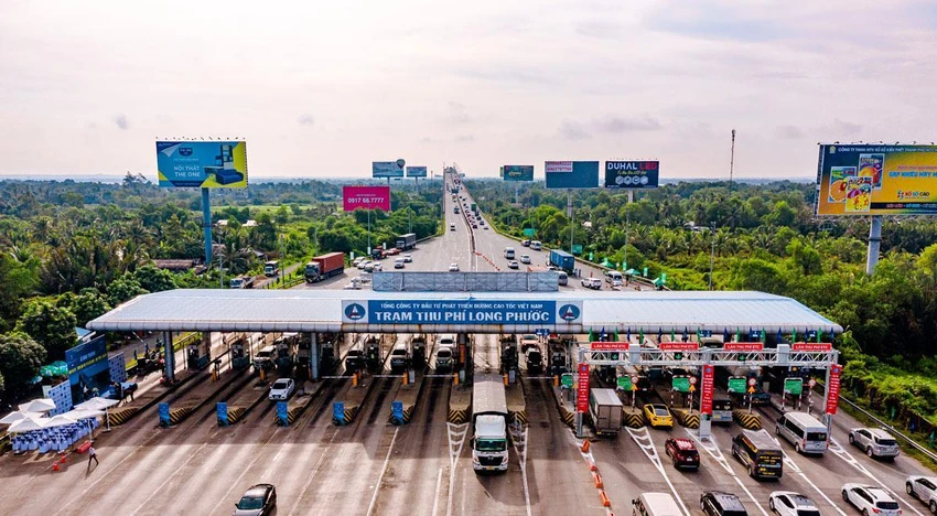 Từ 1-8, tất cả các tuyến đường cao tốc trên toàn quốc sẽ triển khai thu phí điện tử không dừng. Ảnh: PLO Từ 1-8, tất cả các tuyến đường cao tốc trên toàn quốc sẽ triển khai thu phí điện tử không dừng. Ảnh: PLO