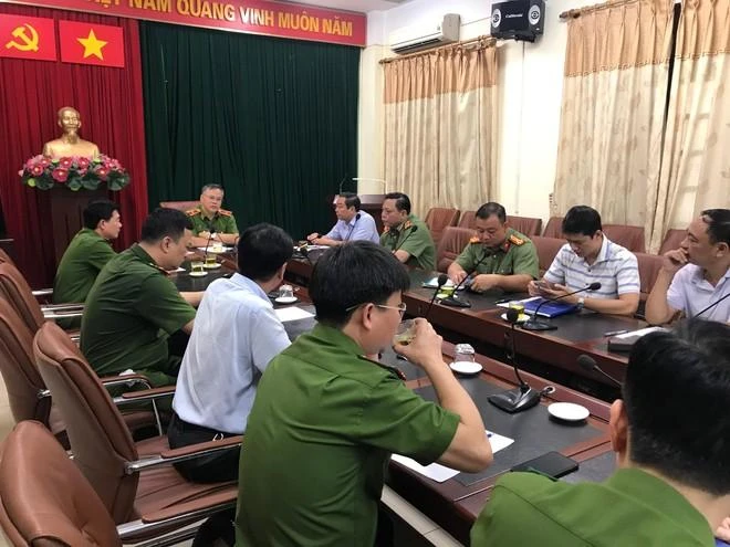 Thiếu tướng Nguyễn Văn Long, Thứ trưởng Bộ Công an, làm việc với các đơn vị có liên quan tại Công an quận Cầu Giấy. Ảnh: BCA Thiếu tướng Nguyễn Văn Long, Thứ trưởng Bộ Công an, làm việc với các đơn vị có liên quan tại Công an quận Cầu Giấy. Ảnh: BCA