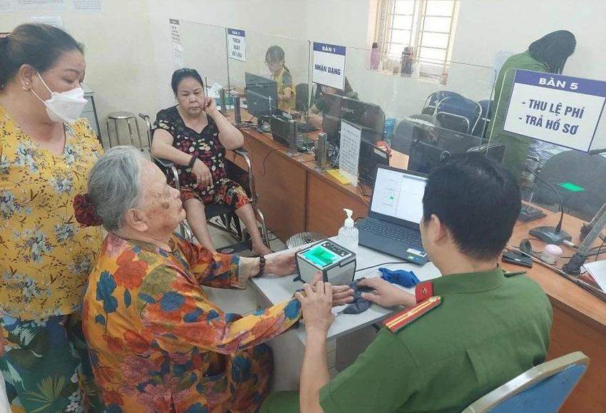 Tính đến nay, lực lượng công an đã cấp hơn 65 triệu thẻ CCCD gắn chip cho người dân trên toàn quốc. Tính đến nay, lực lượng công an đã cấp hơn 65 triệu thẻ CCCD gắn chip cho người dân trên toàn quốc.