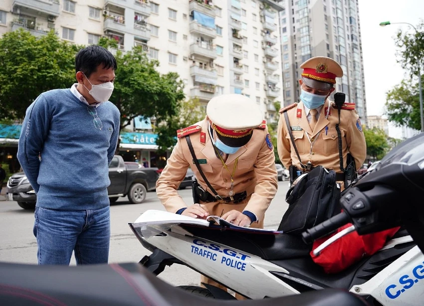 Việc dừng xe phải đảm bảo an toàn, đúng quy định của pháp luật, không gây cản trở đến hoạt động giao thông. Ảnh: UYÊN TRANG