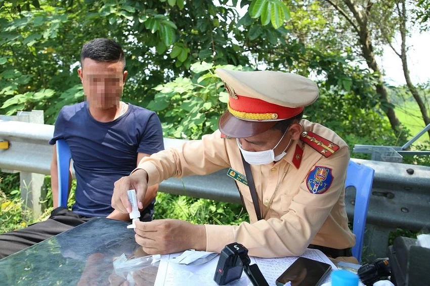 Lực lượng CSGT kiểm tra chất ma túy đối với tài xế. Ảnh: UYÊN TRANG Lực lượng CSGT kiểm tra chất ma túy đối với tài xế. Ảnh: UYÊN TRANG
