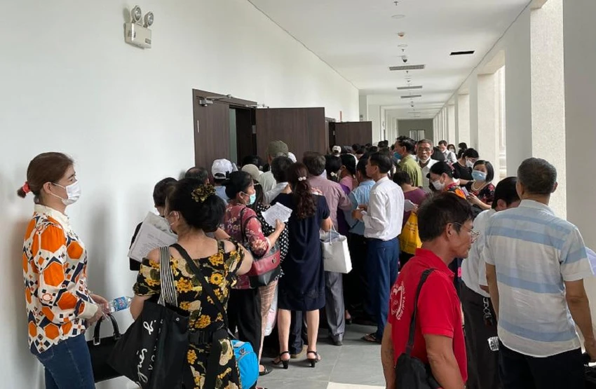 Hàng trăm bị hại có mặt tại phiên tòa sáng 9-8. Ảnh: UYÊN TRANG Hàng trăm bị hại có mặt tại phiên tòa sáng 9-8. Ảnh: UYÊN TRANG