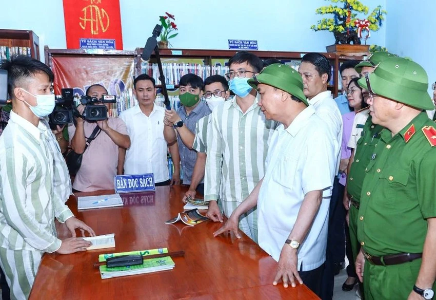 Chủ tịch nước Nguyễn Xuân Phúc thăm và kiểm tra công tác đặc xá tại phân trại số 1, Trại giam Xuân Lộc,(Cục C10, Bộ Công An), huyện Xuân Lộc, tỉnh Đồng Nai. Ảnh: VPCTN Chủ tịch nước Nguyễn Xuân Phúc thăm và kiểm tra công tác đặc xá tại phân trại số 1, Trại giam Xuân Lộc,(Cục C10, Bộ Công An), huyện Xuân Lộc, tỉnh Đồng Nai. Ảnh: VPCTN