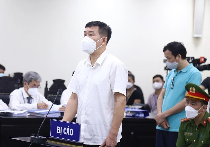 Bị cáo Phùng Anh Lê (áo trắng) tại tòa. Ảnh: UYÊN TRANG Bị cáo Phùng Anh Lê (áo trắng) tại tòa. Ảnh: UYÊN TRANG