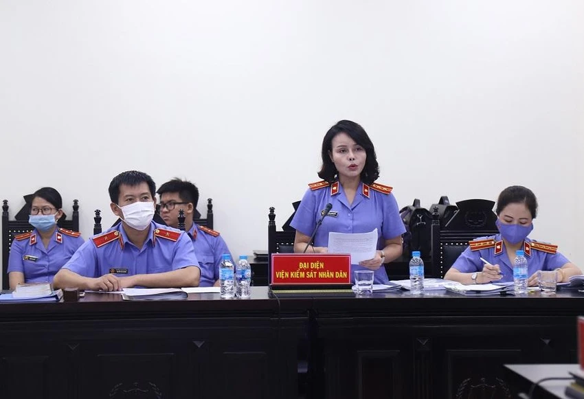 Đại diện VKS đề nghị mức án đối với các bị cáo. Ảnh: UYÊN TRANG