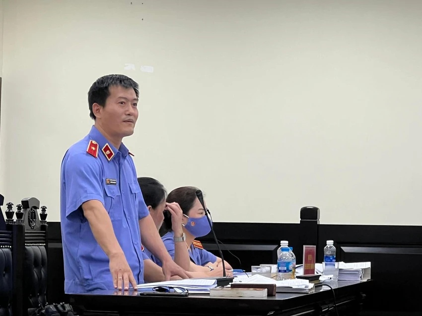 Đại diện VKS khẳng định việc buộc tội các bị cáo là có căn cứ pháp luật. Ảnh: UYÊN TRANG Đại diện VKS khẳng định việc buộc tội các bị cáo là có căn cứ pháp luật. Ảnh: UYÊN TRANG