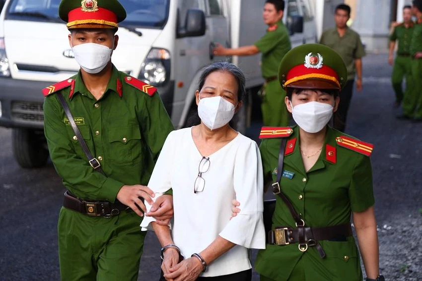 Ngoài ra, ba bị cáo bị truy tố cả hai tội danh nêu trên, gồm: Nguyễn Văn Minh (cựu chủ tịch Tổng Công ty 3/2), Huỳnh Thanh Hải (chủ tịch kiêm TGĐ Công ty TNHH MTV đầu tư và quản lý dự án Bình Dương) và Trần Nguyên Vũ (cựu TGĐ Tổng Công ty Sản xuất – Xuất nhập khẩu Bình Dương sau khi cổ phần hóa). Ngoài ra, ba bị cáo bị truy tố cả hai tội danh nêu trên, gồm: Nguyễn Văn Minh (cựu chủ tịch Tổng Công ty 3/2), Huỳnh Thanh Hải (chủ tịch kiêm TGĐ Công ty TNHH MTV đầu tư và quản lý dự án Bình Dương) và Trần Nguyên Vũ (cựu TGĐ Tổng Công ty Sản xuất – Xuất nhập khẩu Bình Dương sau khi cổ phần hóa).