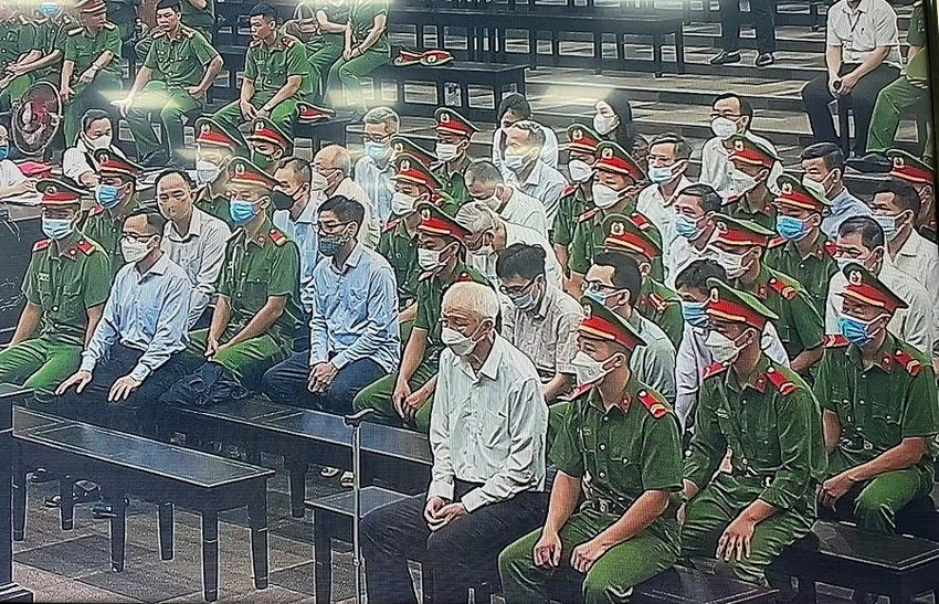 Các bị cáo trong vụ thâu tóm "đất vàng" Bình Dương. Ảnh chụp màn hình Các bị cáo trong vụ thâu tóm "đất vàng" Bình Dương. Ảnh chụp màn hình