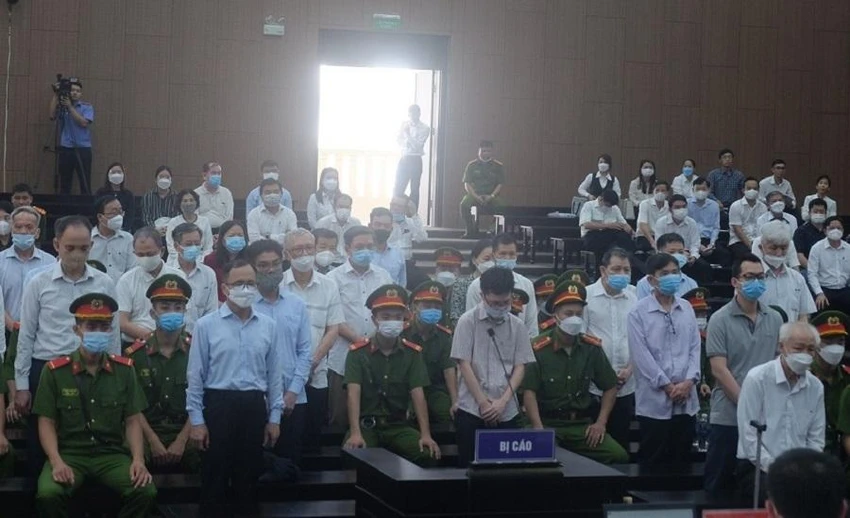 Các bị cáo trong vụ bán rẻ "đất vàng" Bình Dương. Ảnh: UYÊN TRANG Các bị cáo trong vụ bán rẻ "đất vàng" Bình Dương. Ảnh: UYÊN TRANG